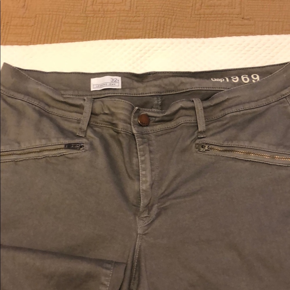 Gray gap legging jean with side zip pocket. 32 T